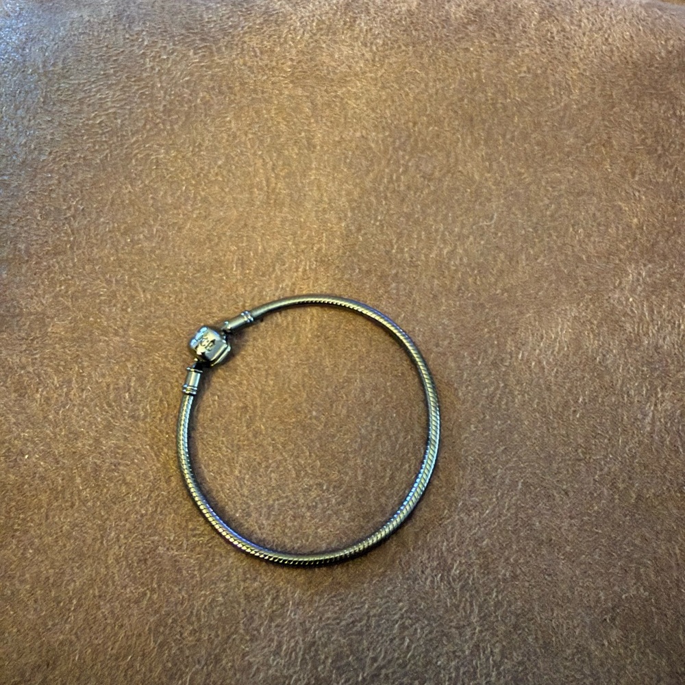 Elegant Silver Bracelet with Clasp